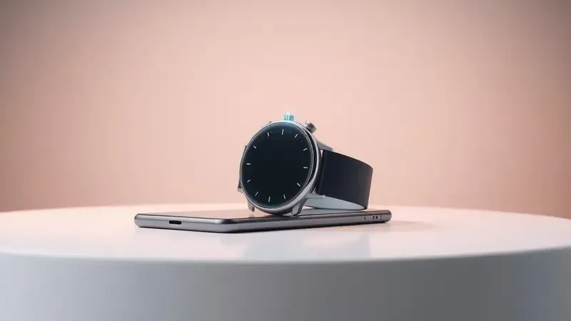 Instalação do WhatsApp em smartwatch Wear OS, com relógio e celular lado a lado conectados por fluxo de dados abstrato em render 3D conceitual.