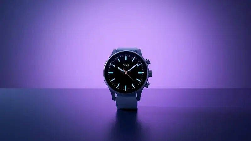 Três estados visuais de modos de foco em smartwatch com transição de cores vibrantes para tons calmos e ambiente sofisticado.