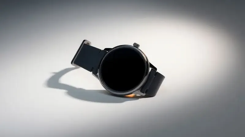 Render 3D conceitual de smartwatch com tela escura representando problemas de inicialização em ambiente sofisticado.